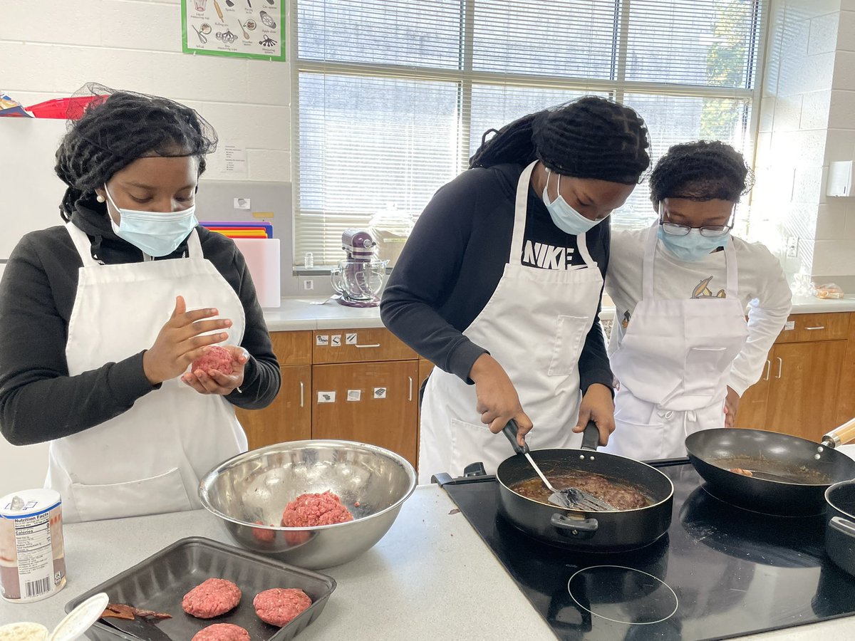 VanceCoSchools's tweet photo. Foods &amp; Nutrition II class - where @VCHSVipers  students were preparing a pre-Thanksgiving meal.😋 #goCTEvcs #CTEforNC #NCDmonth https://t.co/hQTcFdE2rJ