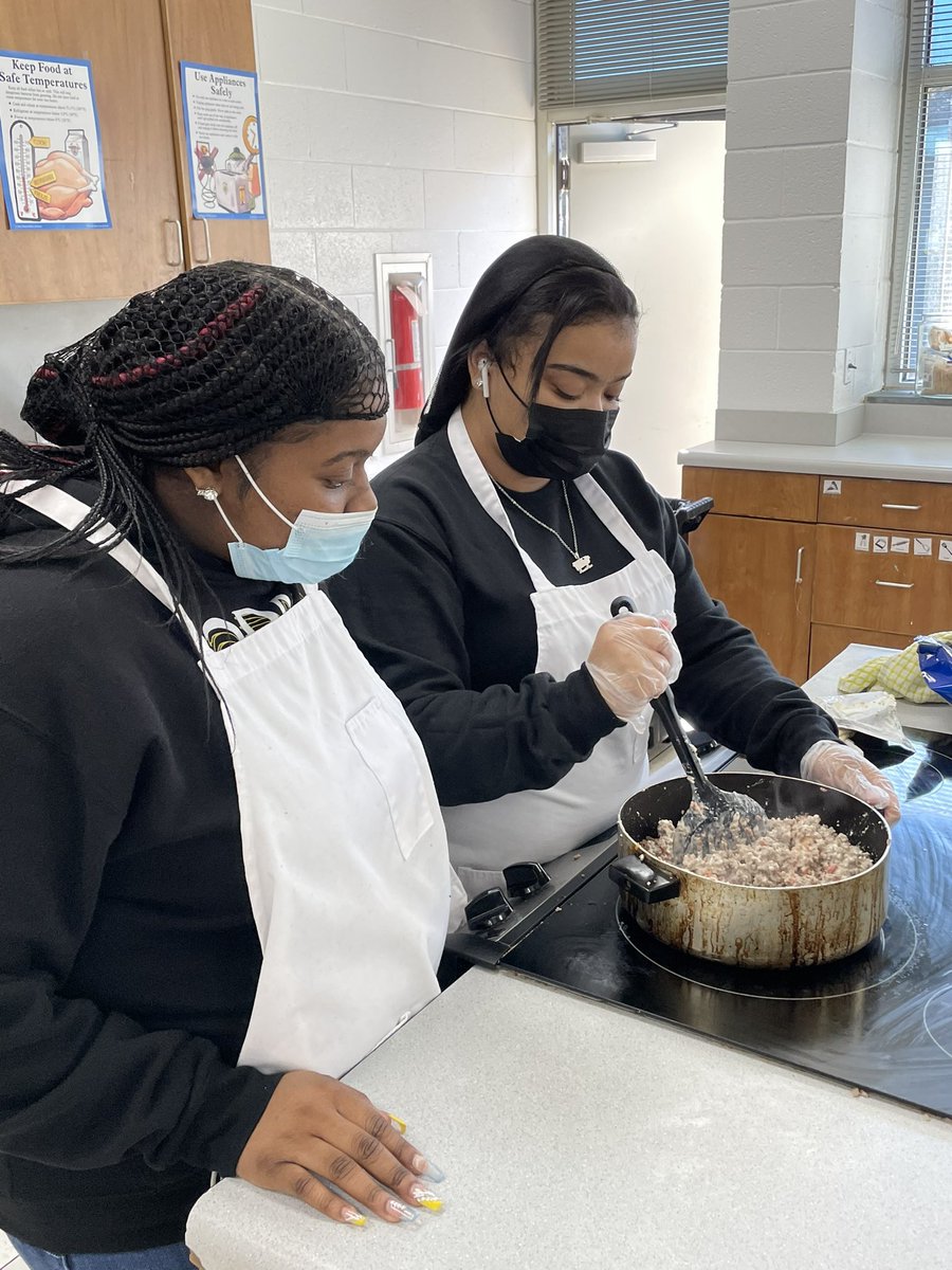 VanceCoSchools's tweet photo. Foods &amp; Nutrition II class - where @VCHSVipers  students were preparing a pre-Thanksgiving meal.😋 #goCTEvcs #CTEforNC #NCDmonth https://t.co/hQTcFdE2rJ