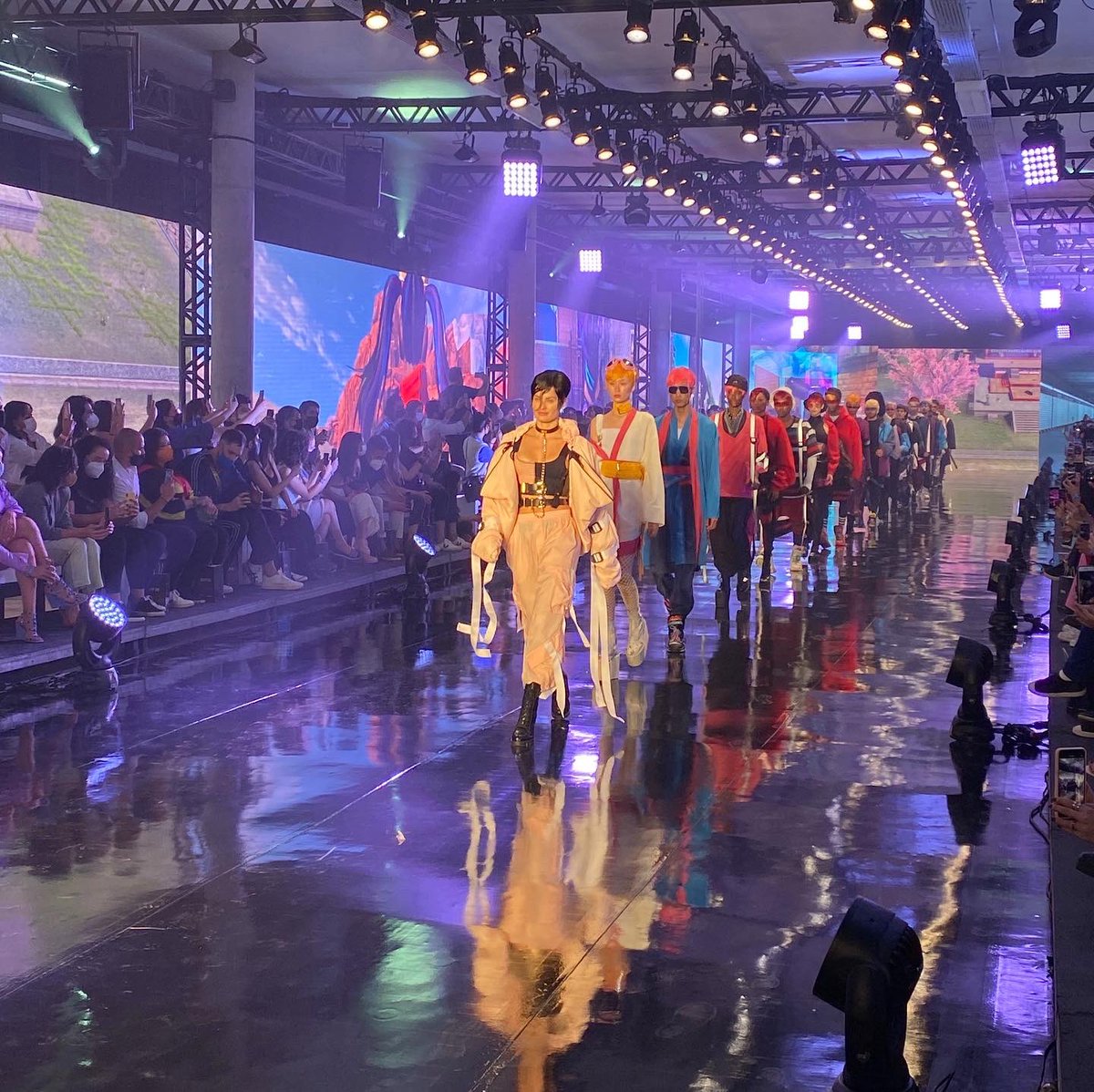 santander_br's tweet photo. Tem Santander, tem game. E o game está na moda. O #SPFW começou hoje com o primeiro desfile de skins virtuais do mundo em uma semana de moda. Confere só o estilo do #FreeFire nas passarelas. #OBancoDaModa https://t.co/RmUWYAr5EZ
