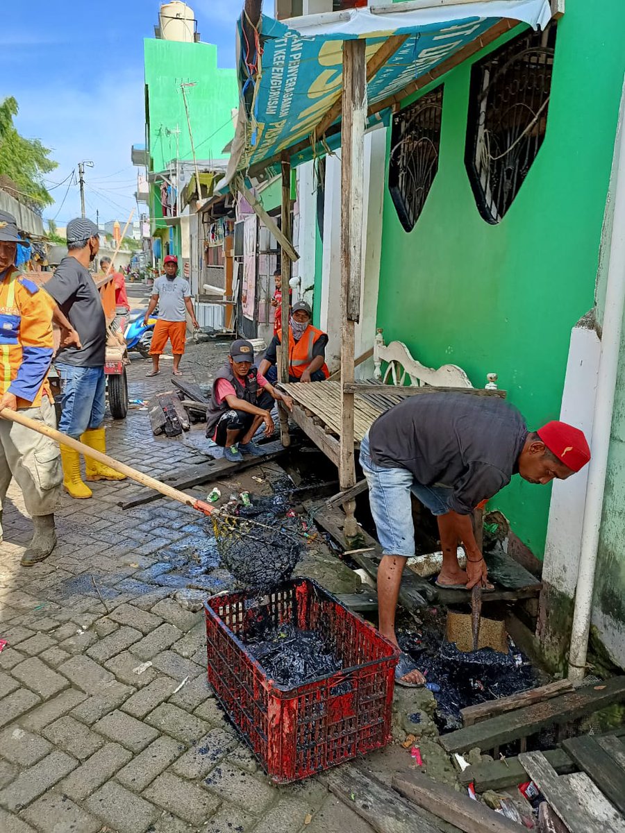 Semangat yang tidak pernah luntur, bravo Satgas Kebersihan <a href="/BersihMakassar/">MAKASSAR BERSIH</a>
