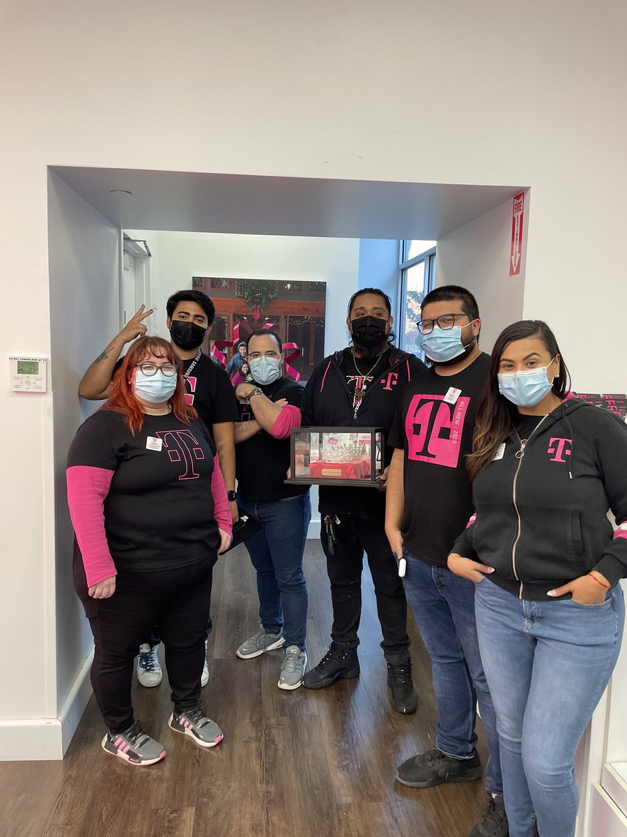 Shout out to the 14th and Park team, they led the way and took #TheCrown again in October. 2nd month in a row. This team is on 🔥🔥🔥🔥🔥🔥!!!

<a href="/SellPhones4/">EB</a> <a href="/AmrWahba1080/">Amr Wahba</a> <a href="/sonya_a301/">Sonya</a> <a href="/rycakar/">Rabia Cakar</a> #CapitalDNA