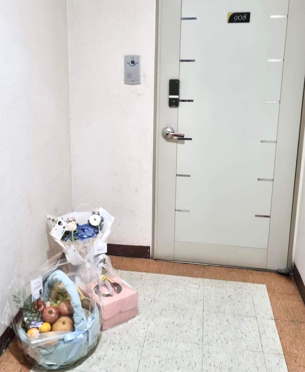 loperacristy's tweet photo. Hong Du Sik: “I locked myself in that dark house but people kept knocking on my door. They didn’t ask questions. They just brought food and checked on me”

We are indeed the Gongjin neighbors of KSH, aren’t we?

#KimSeonHo #김선호 #KimSeonHoAAAPopularActor 
#HometownChaChaCha https://t.co/mo3EDNtB8B