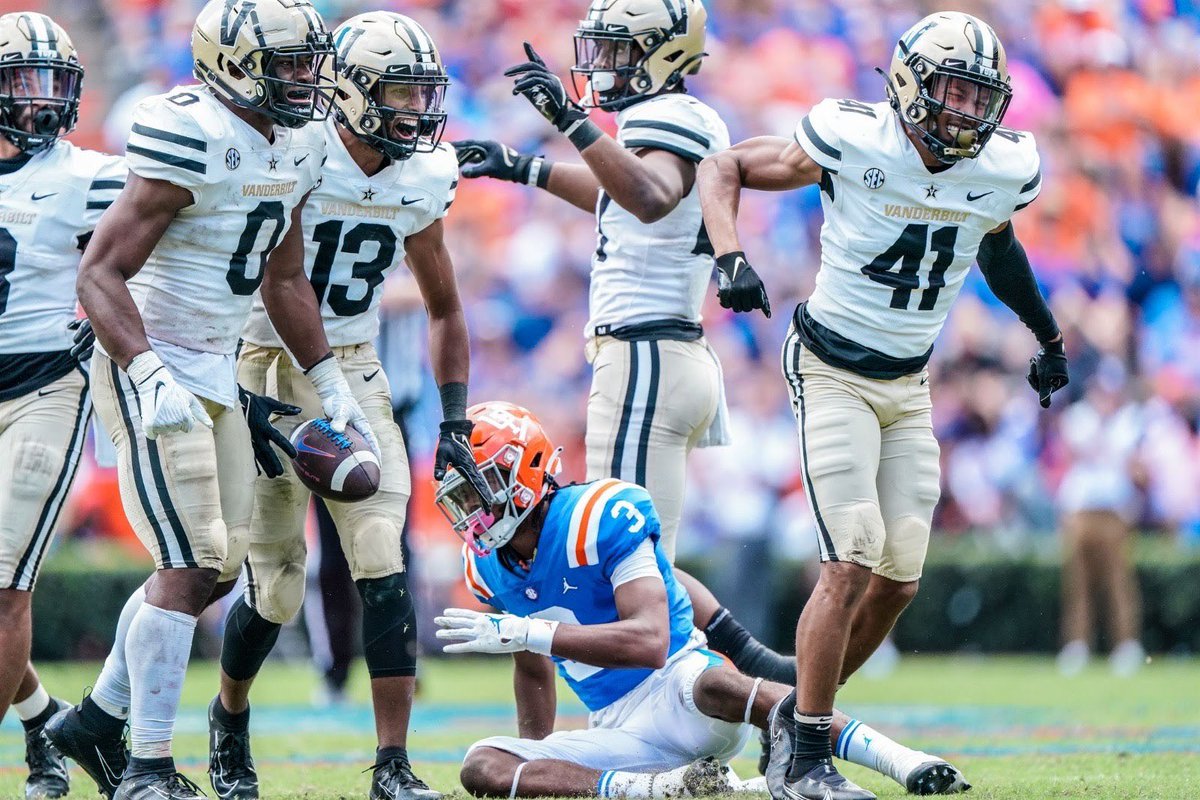 JeffreyUgo1's tweet photo. After a great conversation with @CoachLMorgan and @Coach_Minter I’m blessed to say I’ve received another SEC offer from Vanderbilt #AnchorDown #6ixGod https://t.co/42yuSqoDD6