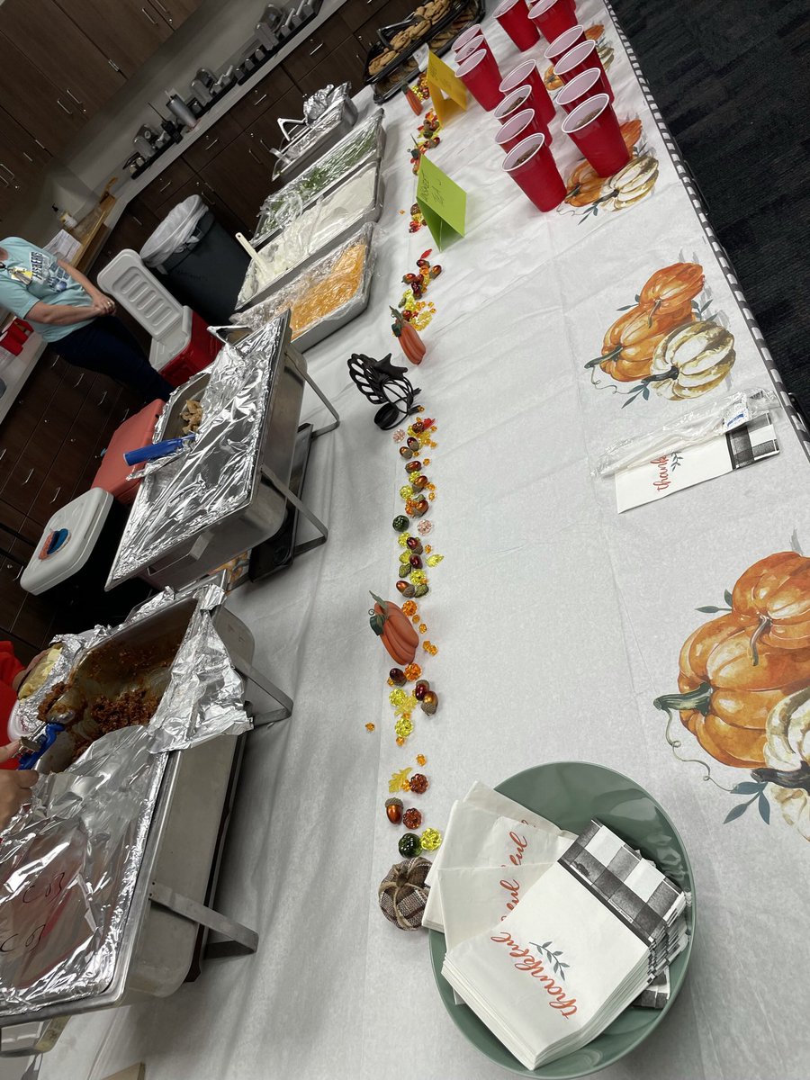 Ms_Ferrera's tweet photo. Thankful for our staff! Showing our appreciation with baked potatoes today! 😋@cfisdfiest #CFISDspirit #TweetAThanks #WeAreOne https://t.co/Ve5walCecq