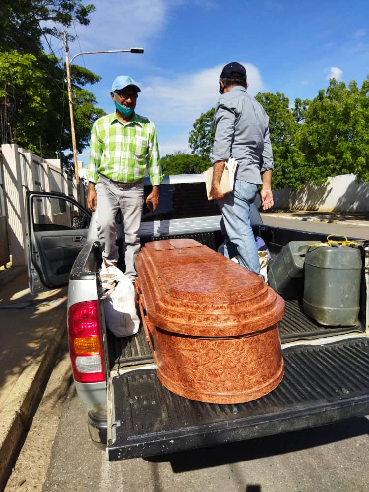 LenchoM's tweet photo. Los compañeros de @UNT_Lara_ en Carora, viajaban a dar talleres d testigos electorales,  murió una señora y tuvieron q darle los puestos  a los  familiares y llevar en la  camioneta la urna porque no había carro  para llevar el ataúd. Igual hicieron el curso. @partidoUNT https://t.co/7bSTlvGAxu