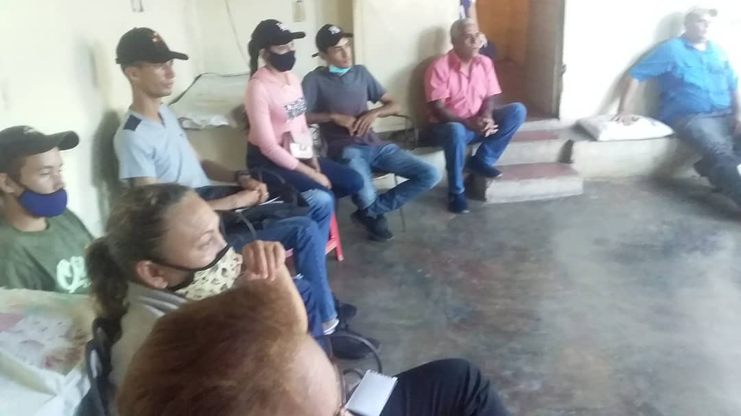LenchoM's tweet photo. Los compañeros de @UNT_Lara_ en Carora, viajaban a dar talleres d testigos electorales,  murió una señora y tuvieron q darle los puestos  a los  familiares y llevar en la  camioneta la urna porque no había carro  para llevar el ataúd. Igual hicieron el curso. @partidoUNT https://t.co/7bSTlvGAxu