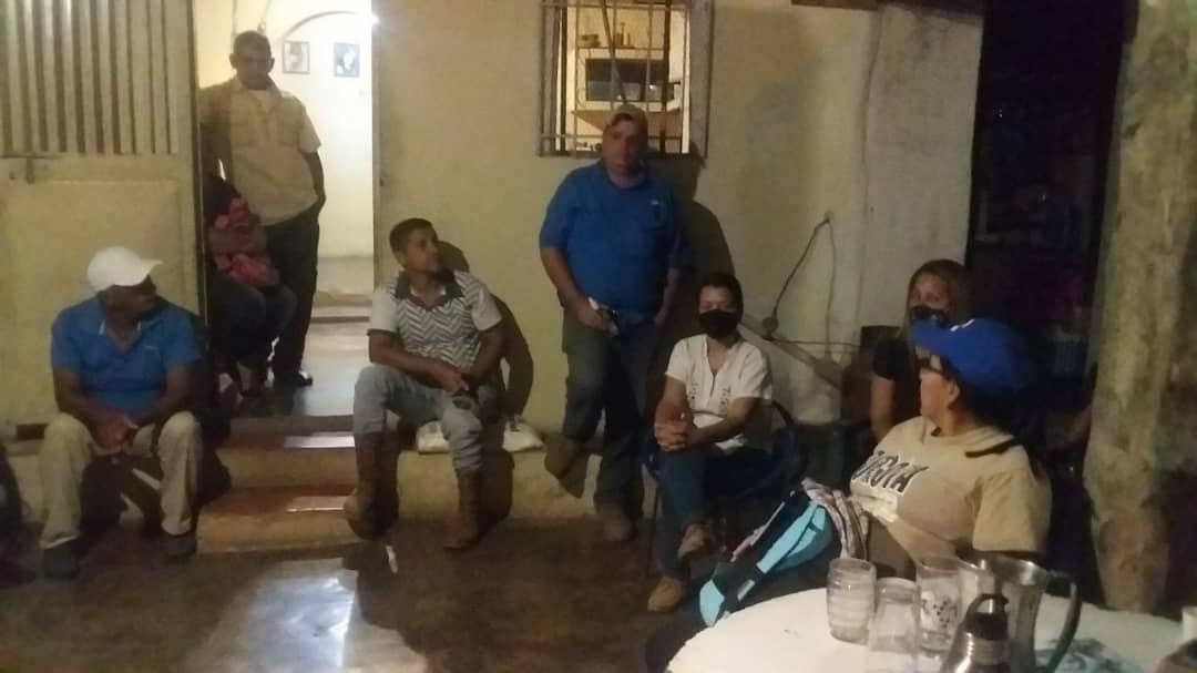 LenchoM's tweet photo. Los compañeros de @UNT_Lara_ en Carora, viajaban a dar talleres d testigos electorales,  murió una señora y tuvieron q darle los puestos  a los  familiares y llevar en la  camioneta la urna porque no había carro  para llevar el ataúd. Igual hicieron el curso. @partidoUNT https://t.co/7bSTlvGAxu