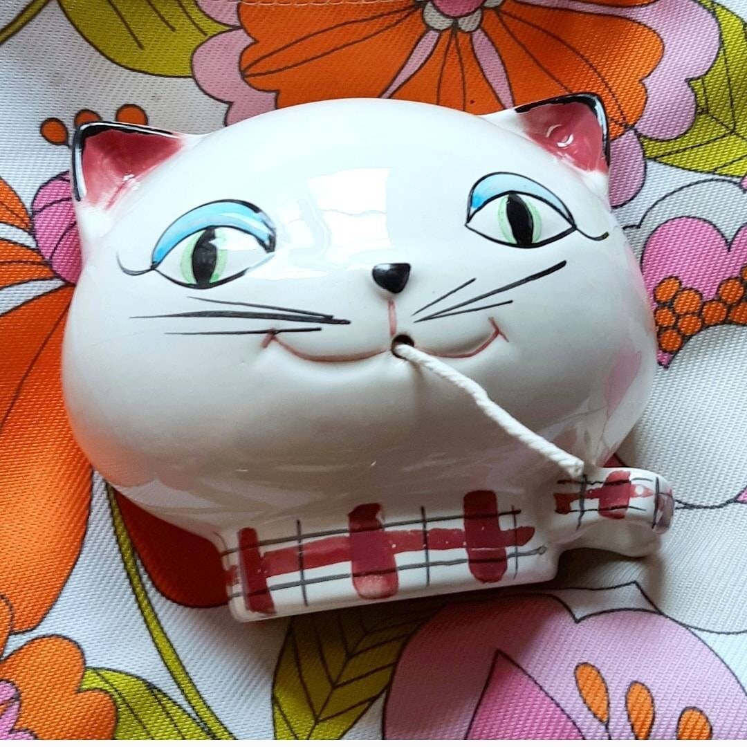 RinkyDinkRetro's tweet photo. Thanks for the kind words! ★★★★★ "I love it. Thank you!" J #holthoward #stringholder #midcentury #catlady #1950sceramics #englishceramics #quirkygifts #collectablefun https://t.co/atL405TuWL https://t.co/oYkqW43oEd