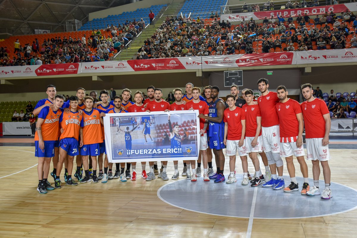 🤝 En la previa del partido los planteles de @RiachueloClub e @InstitutoACC posaron un mensaje de aliento a Eric Flor, quien sufrió la rotura del tendón de Aquiles y se perderá toda la temporada. ¡Fuerza, @Ericflor!