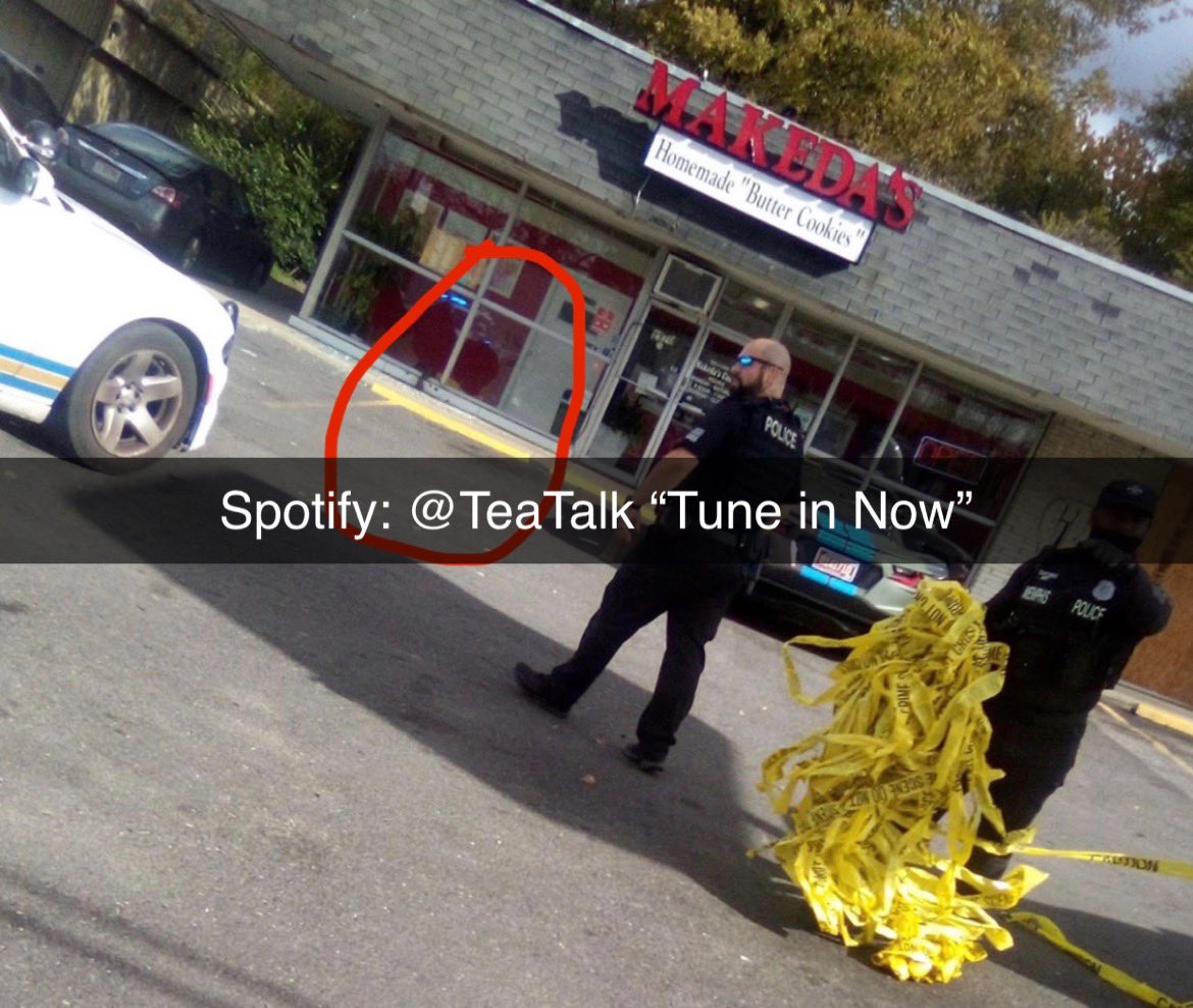TeaTalk2021's tweet photo. Just saw @YoungDolph now he is “DEAD” this is so sad zoom in you can see his arm in the window https://t.co/GA507tE1le