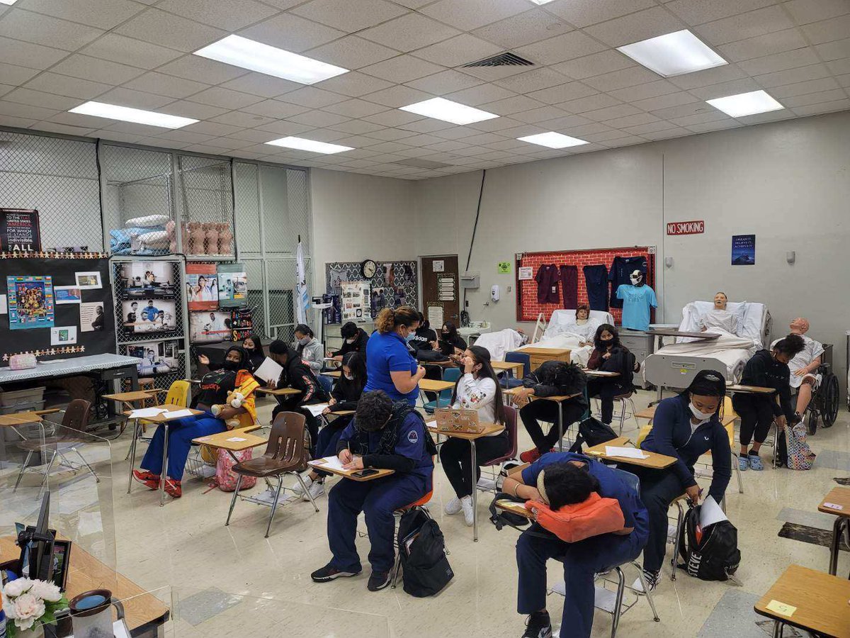 RidgeInteracts's tweet photo. #WellnessWednesday @ our almighty @Southridge_SHS 
Providing our Health Academy students meaningful conversations on #MentalWellness w/ our Mental Health Awareness Workshops 
🔴⚫️🔴⚫️🔴⚫️🔴⚫️🔴⚫️🔴⚫️🔴 https://t.co/h0cRX4prSA