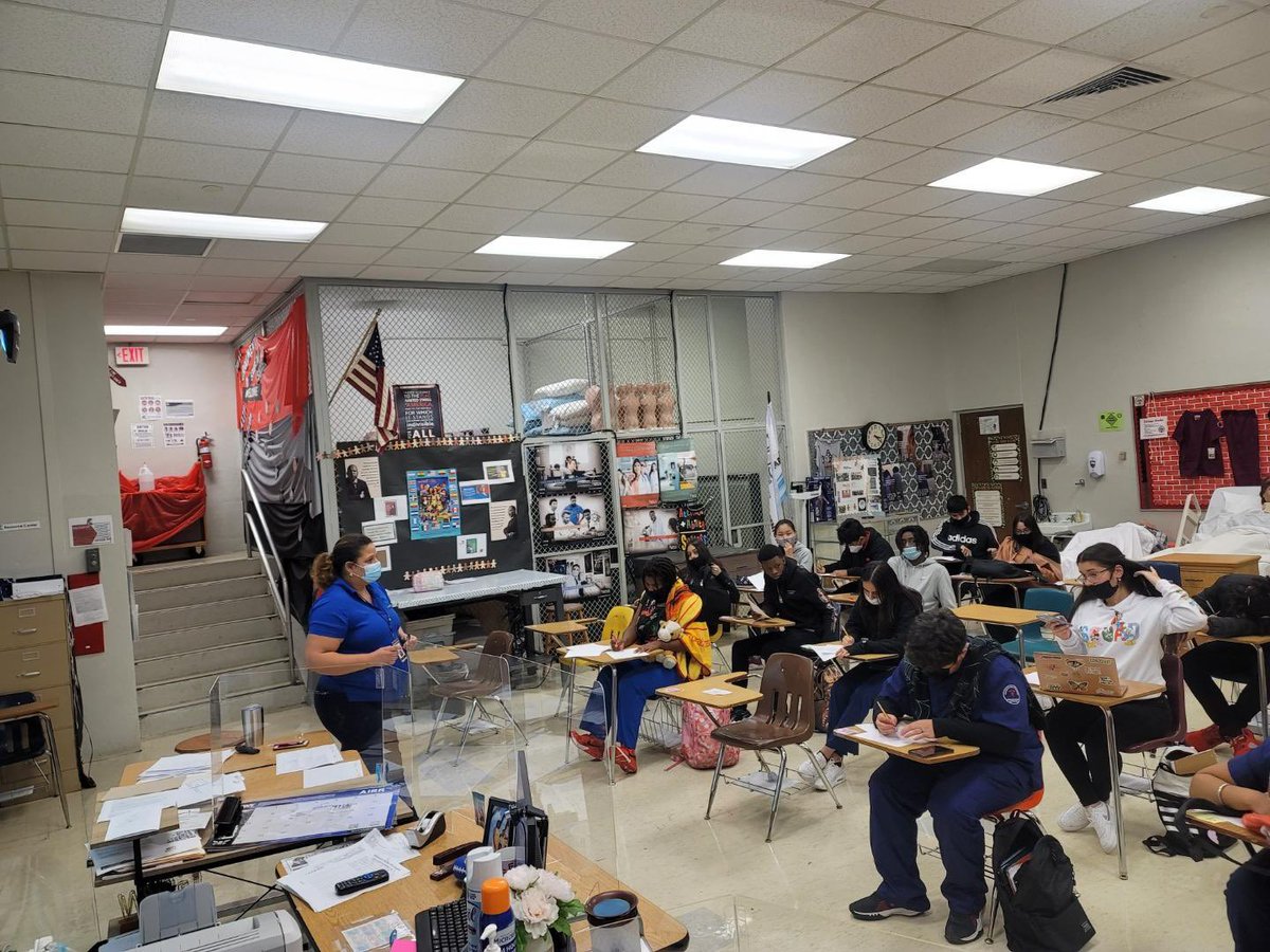 RidgeInteracts's tweet photo. #WellnessWednesday @ our almighty @Southridge_SHS 
Providing our Health Academy students meaningful conversations on #MentalWellness w/ our Mental Health Awareness Workshops 
🔴⚫️🔴⚫️🔴⚫️🔴⚫️🔴⚫️🔴⚫️🔴 https://t.co/h0cRX4prSA
