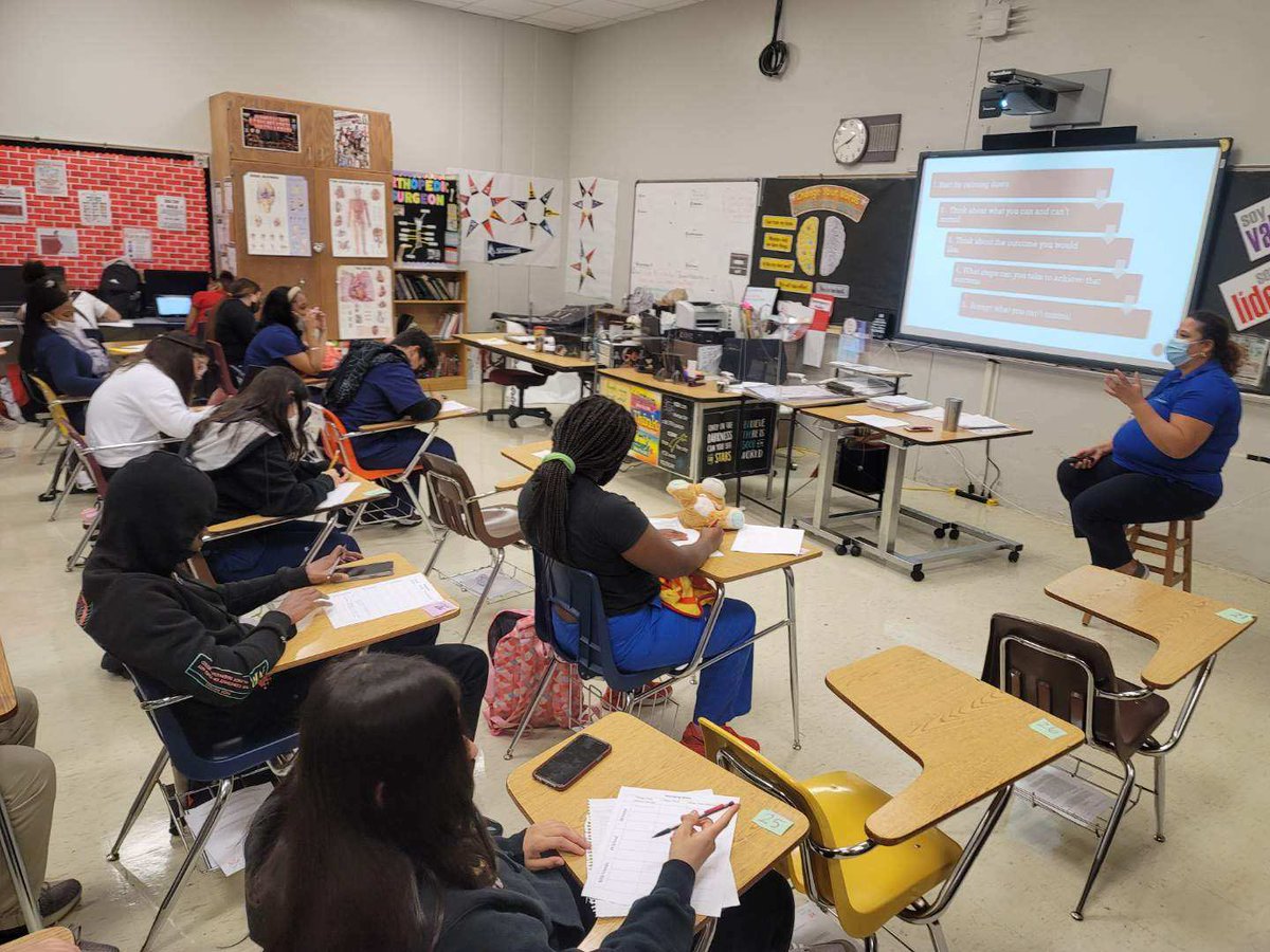 RidgeInteracts's tweet photo. #WellnessWednesday @ our almighty @Southridge_SHS 
Providing our Health Academy students meaningful conversations on #MentalWellness w/ our Mental Health Awareness Workshops 
🔴⚫️🔴⚫️🔴⚫️🔴⚫️🔴⚫️🔴⚫️🔴 https://t.co/h0cRX4prSA