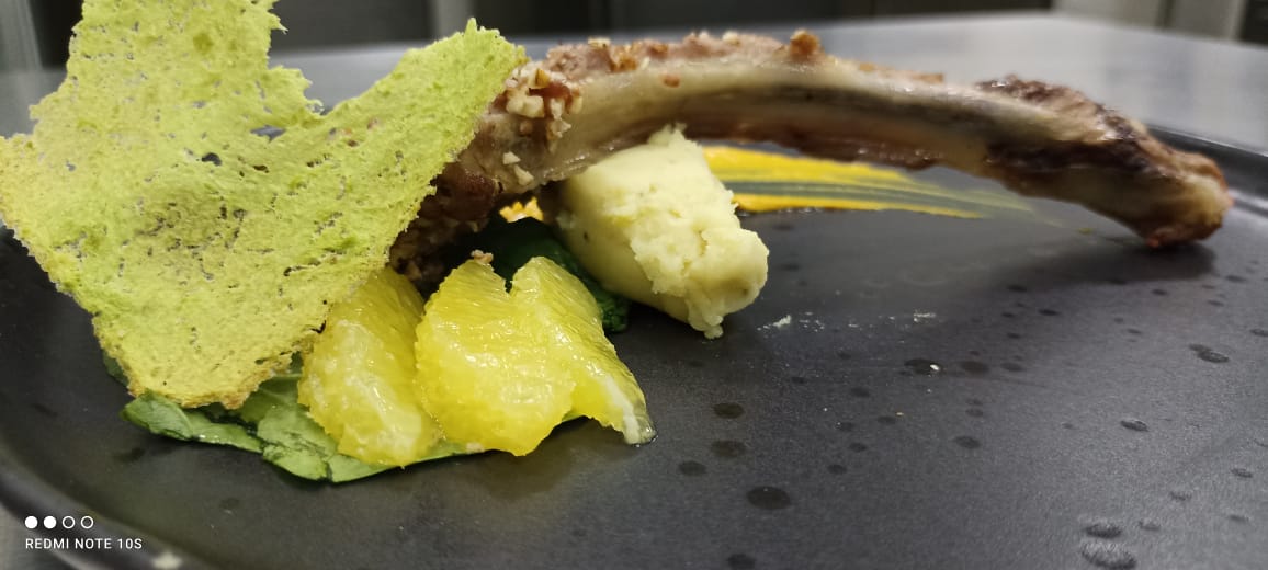 RecioHdz12's tweet photo. Prueba de Menú
-Pulpo al vacío, gel de miel, piel de papa, Alioli de manzana, aceite de espinaca, elotes rostizados
-Rack de cordero, aderezo de cúrcuma, papel de pimiento
-Esponja de pistache y vainilla, salsa de queso de cabra
#UTCV #Cocina #Vanguardia #Chef #Montajes https://t.co/WmCNHEB1IX