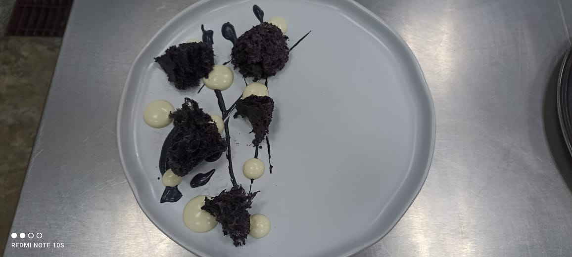 RecioHdz12's tweet photo. Prueba de Menú
-Pulpo al vacío, gel de miel, piel de papa, Alioli de manzana, aceite de espinaca, elotes rostizados
-Rack de cordero, aderezo de cúrcuma, papel de pimiento
-Esponja de pistache y vainilla, salsa de queso de cabra
#UTCV #Cocina #Vanguardia #Chef #Montajes https://t.co/WmCNHEB1IX