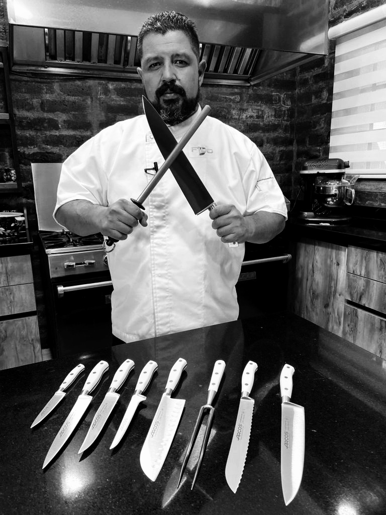 chefestebantv's tweet photo. Para un apasionado de la cocina; crear sus recetas con un cuchillo profesional @Arcos , es como manejar un auto de fórmula 1 para un enamorado de la velocidad. 
Encuéntralos en
https://t.co/FJylN8fyLR
El regalo perfecto para esta navidad. 
#chef #chefEcuador #ChefProfesional https://t.co/9YpINii90L