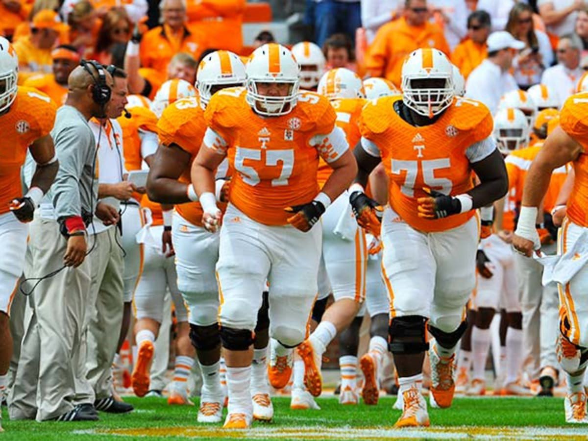 Matthew_Klop's tweet photo. Excited to have just received my first SEC Offer to the University of Tennessee!🧡🤍 @CoachHalzle 
@litten_andy @azdolphinsfb @bangulo @BrandonHuffman @JordyHamm @azc_obert @PrepRedzoneAZ @JUSTCHILLY https://t.co/kOnV97XfGR