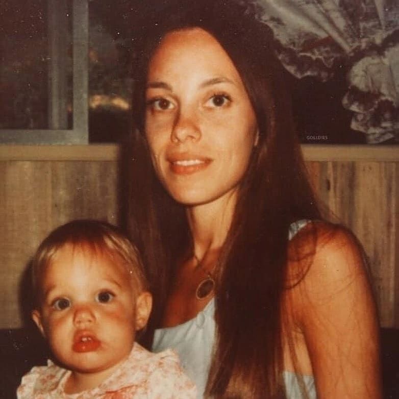 frasesfandomx's tweet photo. Post de apreciación a #MarchelineBertrand madre de Angelina Jolie. https://t.co/zwXpIiwpIw