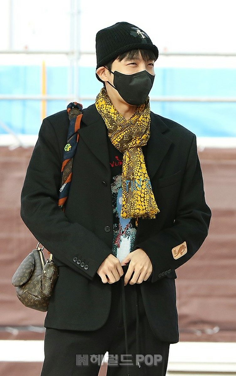 J-HOPE(BTS)、昨日の出国時に持っていたLOUIS VUITTONダック・バッグが