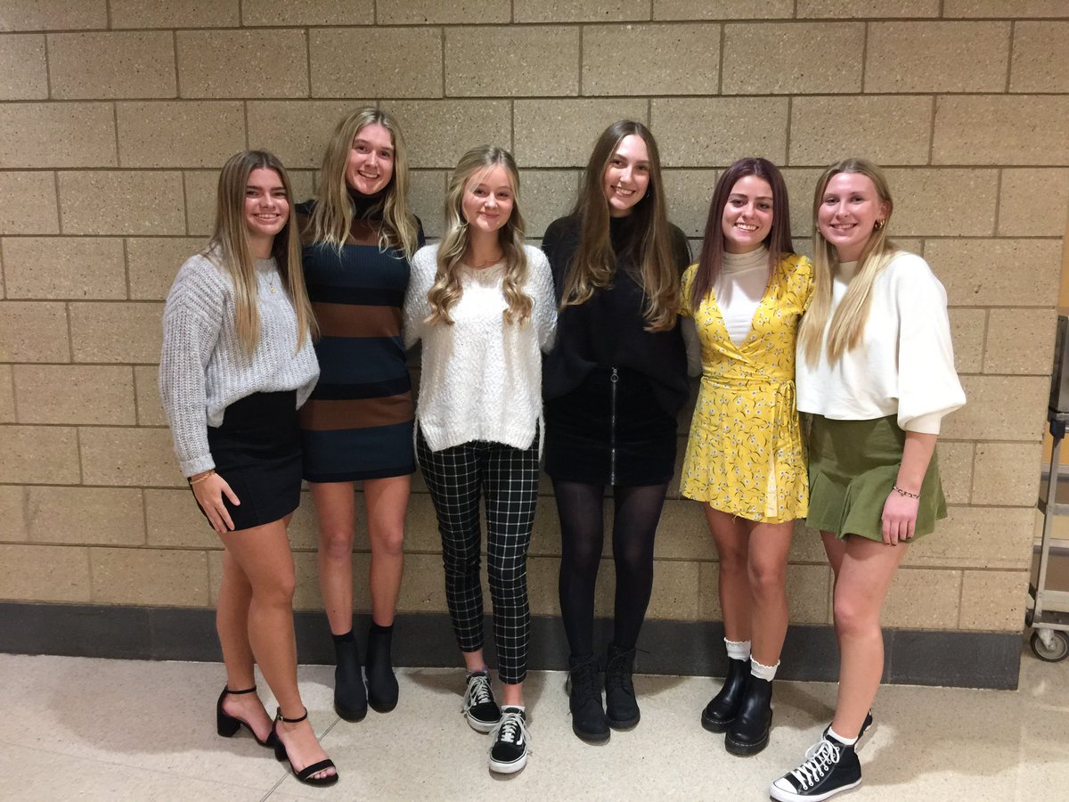 Chan_GirlsGolf's tweet photo. Congrats to our golfers who were inducted into National Honors Society!! Not only do they excel on the links, but as well as in the classroom!! GO STORM!⚡️⚡️ https://t.co/jnSUnf8xaP