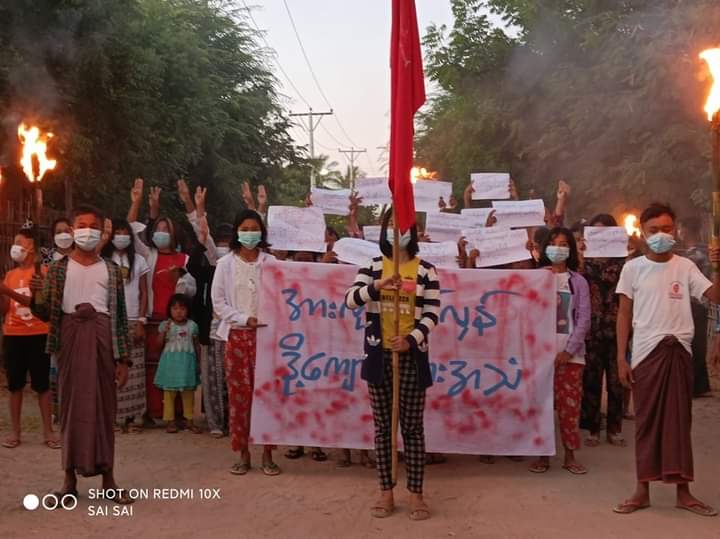 TTFR__Myanmar's tweet photo. People in the eastern part of #Monywa District staged a protest against the Fascist army on November 17 , holding anti-military posters and shouting with full force.

LEGALIZATION OF NUG

#Nov18Coup   
#WhatsHappeningInMyanmar https://t.co/meTXdfcUmM