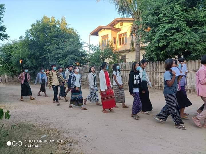 TTFR__Myanmar's tweet photo. People in the eastern part of #Monywa District staged a protest against the Fascist army on November 17 , holding anti-military posters and shouting with full force.

LEGALIZATION OF NUG

#Nov18Coup   
#WhatsHappeningInMyanmar https://t.co/meTXdfcUmM