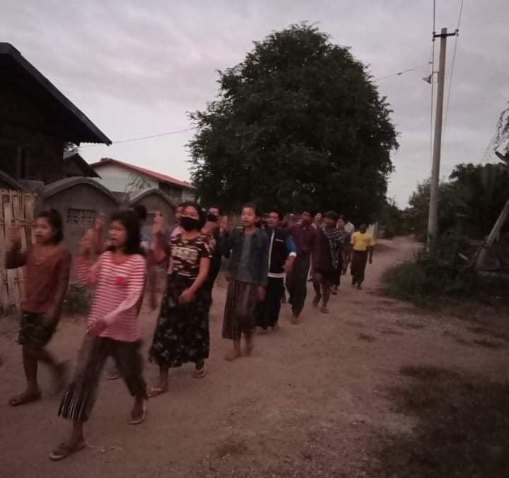 Mnla98479375's tweet photo. The people of #YeKyiPin village in #Yinmarpin Township staged a protest rally on November 17 against the Fascist Army.
LEGALIZATION OF NUG
#Nov18Coup
#WhatsHappeningInMyanmar https://t.co/YRqoFKbzk3