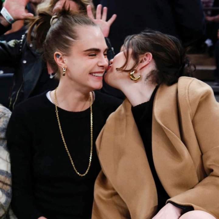 shawn y camila terminaron pero manifiesto que selena gomez y cara delevingne comiencen una relación PLIS CÁSENSE 💏