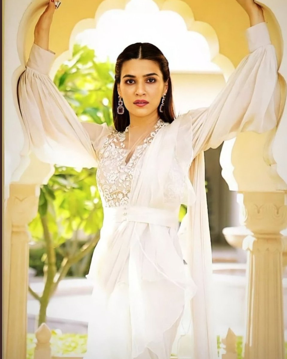 Blessing your day🥰🤍🌈🌼 @kritisanon #KritiSanon #KritiSanonHQPics #morning