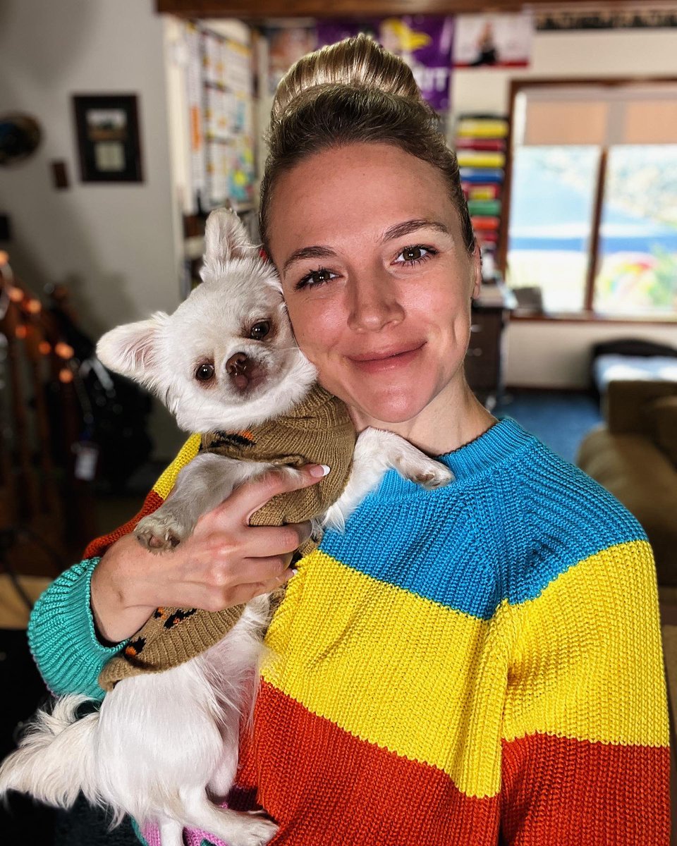 Jahnnalee's tweet photo. It’s sweater weather with Gizmo and Starleena 💕 #dogsoftwitter #dogmom #sweaterweather https://t.co/YRBaDe3mq7