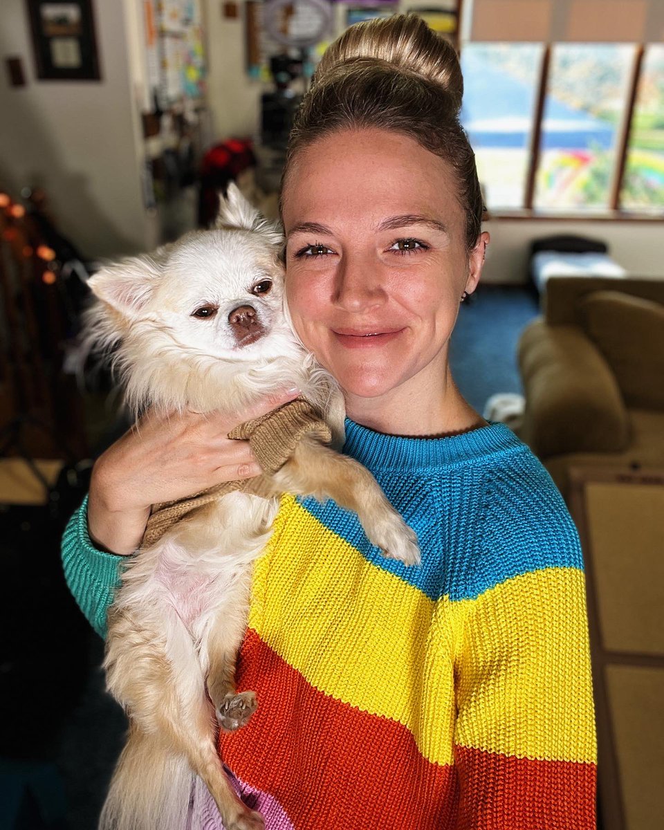 Jahnnalee's tweet photo. It’s sweater weather with Gizmo and Starleena 💕 #dogsoftwitter #dogmom #sweaterweather https://t.co/YRBaDe3mq7