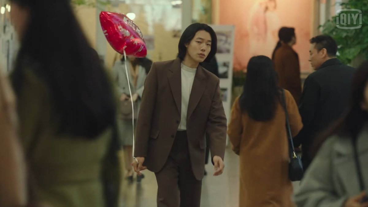 ANSWER1998's tweet photo. percebi um paralelo aqui

no ep 5, o Gangjae se inclina um pouco pra procurar pela Bujeong. ele toma a iniciativa de ir até ela, embora pare no meio do caminho por causa do Jeongsu

isso é o que acontece no ep 15, agora sem ninguém pra impedir

#Lost #LostEp5 #LostEp14 #LostEp15 https://t.co/Lq2vZspiIW