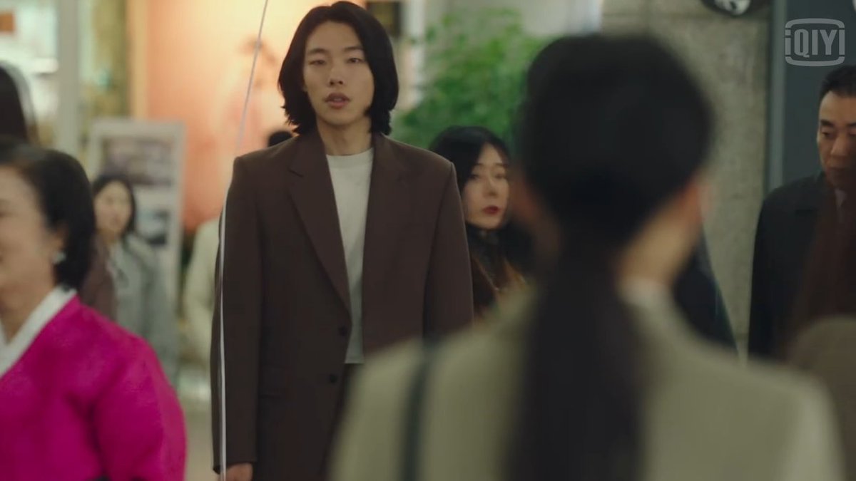 ANSWER1998's tweet photo. percebi um paralelo aqui

no ep 5, o Gangjae se inclina um pouco pra procurar pela Bujeong. ele toma a iniciativa de ir até ela, embora pare no meio do caminho por causa do Jeongsu

isso é o que acontece no ep 15, agora sem ninguém pra impedir

#Lost #LostEp5 #LostEp14 #LostEp15 https://t.co/Lq2vZspiIW