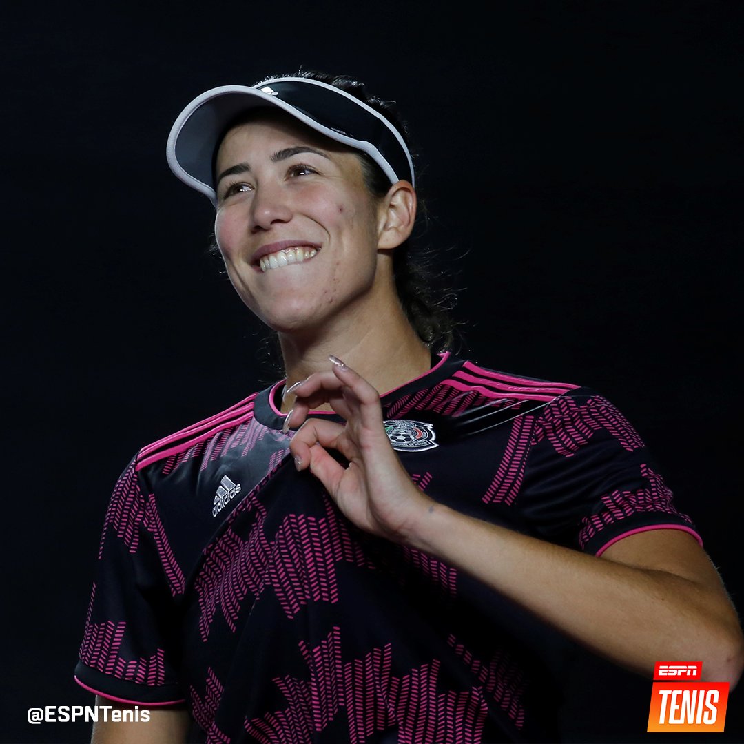 ESPNtenis's tweet photo. Todos sabemos que funcionó la playera de la suerte. 😉🇲🇽❤️

#MujeresTitulares #WTAFinals @GarbiMuguruza https://t.co/uN88qXzCXf