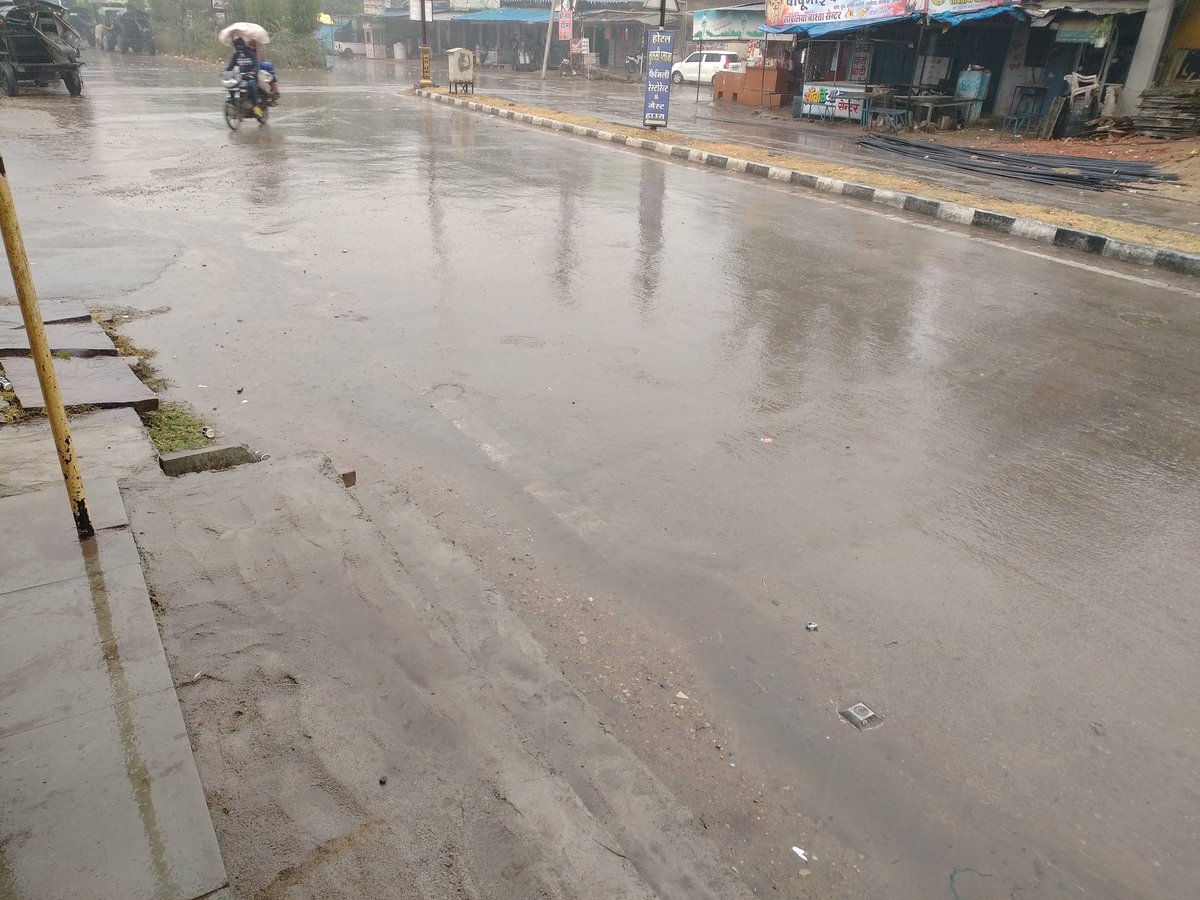 ShankarBiladi's tweet photo. #Chittorgarh #mandafiya : बारिश से तापमान गिरा ठिठुरन बढ़ी

मौसम विभाग का पूर्वानुमान निकला सटीक,सीजन की पहली मावट श्री सांवलिया जी में झमाझम बारिश चल रही है। दर्शन के लिए भक्त कर रहे हैं इंतजार.…...
@deepakv31910736 @UdailalAnjana @cpjoshiBJP https://t.co/5bfu1DNkJx