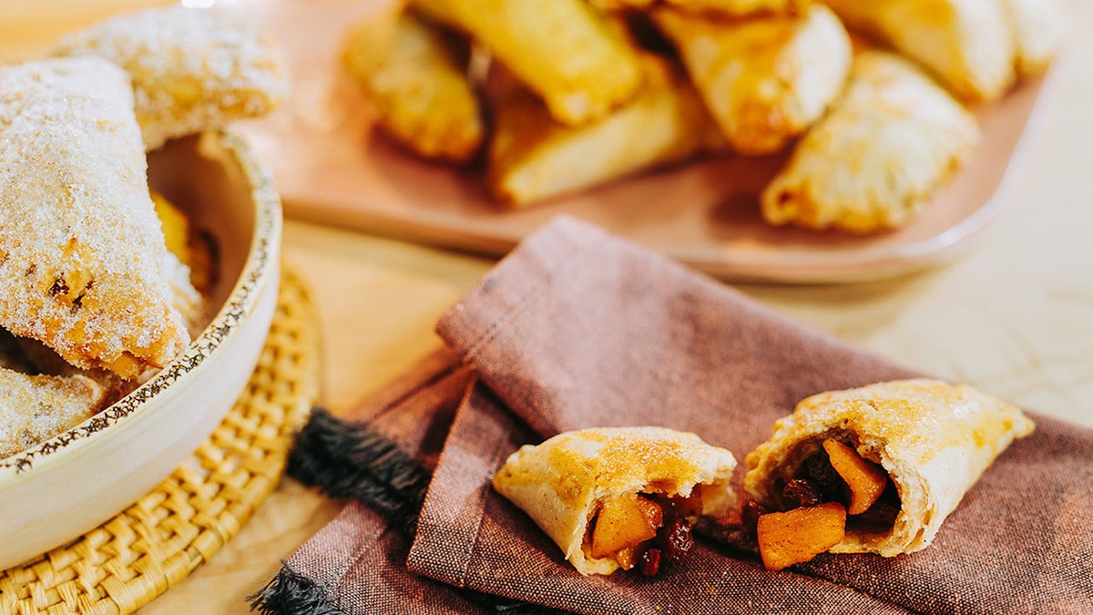 GreatTastesMB's tweet photo. Finger Food + Apple Pie = 😍
Try our Spiced Apple Empanadas - baked or fried!
https://t.co/KUVVO8vThz
#MBFoods #MBFarms #Apple #Empanadas #HereWeDough #MakeItCanola @CanolaGrowers @CanolaEatWell https://t.co/2U4Q8LxEZE