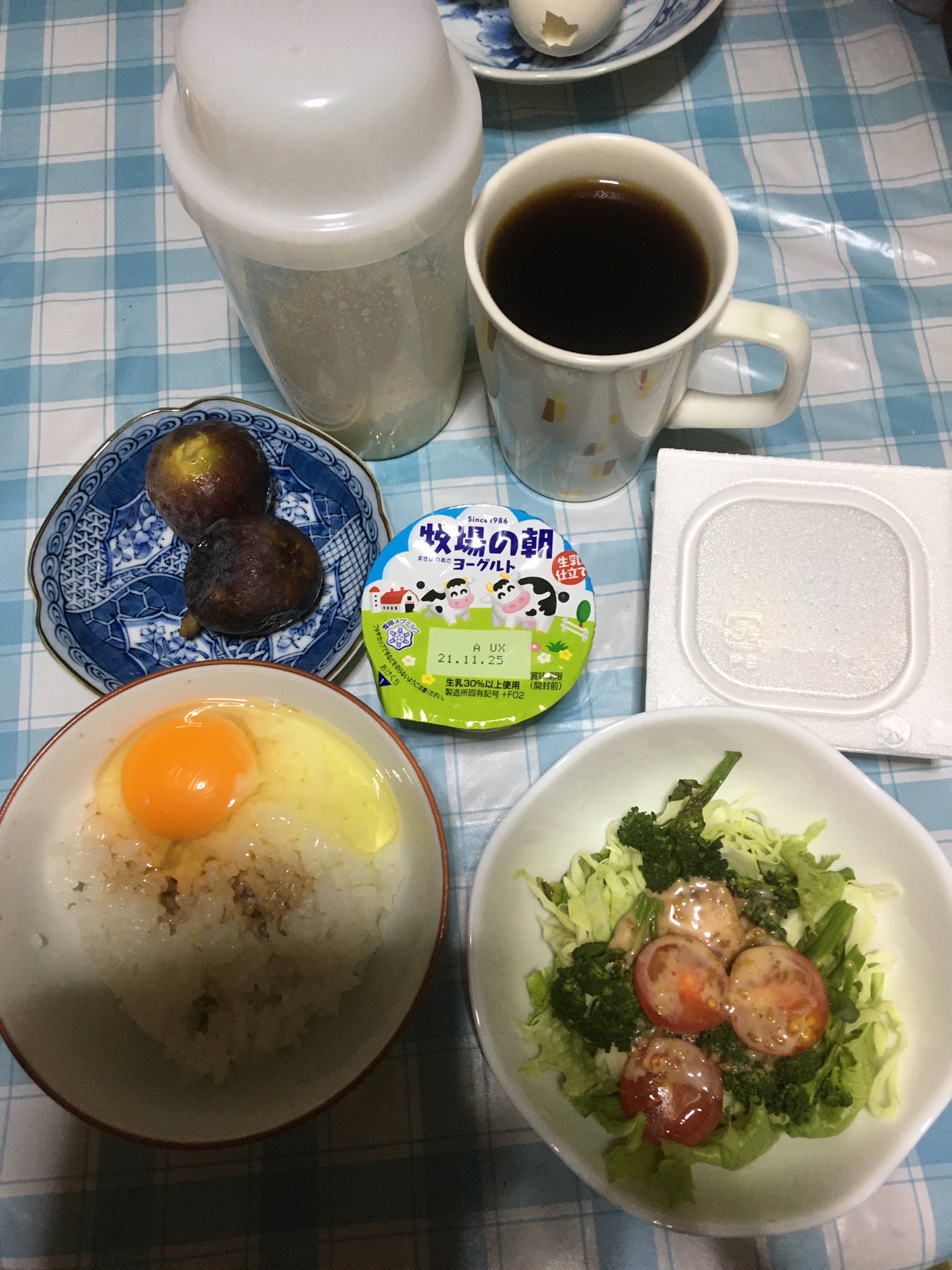トコ150cm 朝ごはんとお昼ごはん 今日は敗退 朝ごはん お菓子食べました チョコパイやらミニブラウニーのファミリーパック一袋空けてしまいました 美味しかった 笑 ご飯じゃ甘い物欲止めれないのかなぁ お昼ですが 今頃お腹いっぱい感が