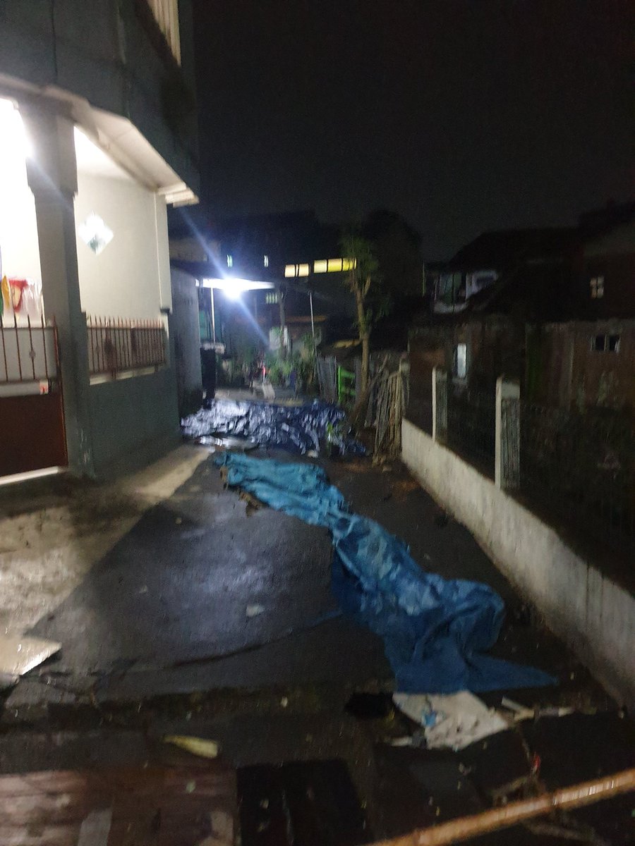 iank2133's tweet photo. PLEASE DO YOUR MAGIC

alamat perumahan mekar indah jl mekar mulya cijerah bdg kulon

udh lbh dr seminggu jln ini buntu gara2 longsor kena banjir, trus ada 2-3 rmh kntrkn yg di isi krg lbh 10kk nempel bgt ke selokan klo tdk segera di perbaiki khawatir ambruk @infobdg @ridwankamil https://t.co/cKXiF3O62H