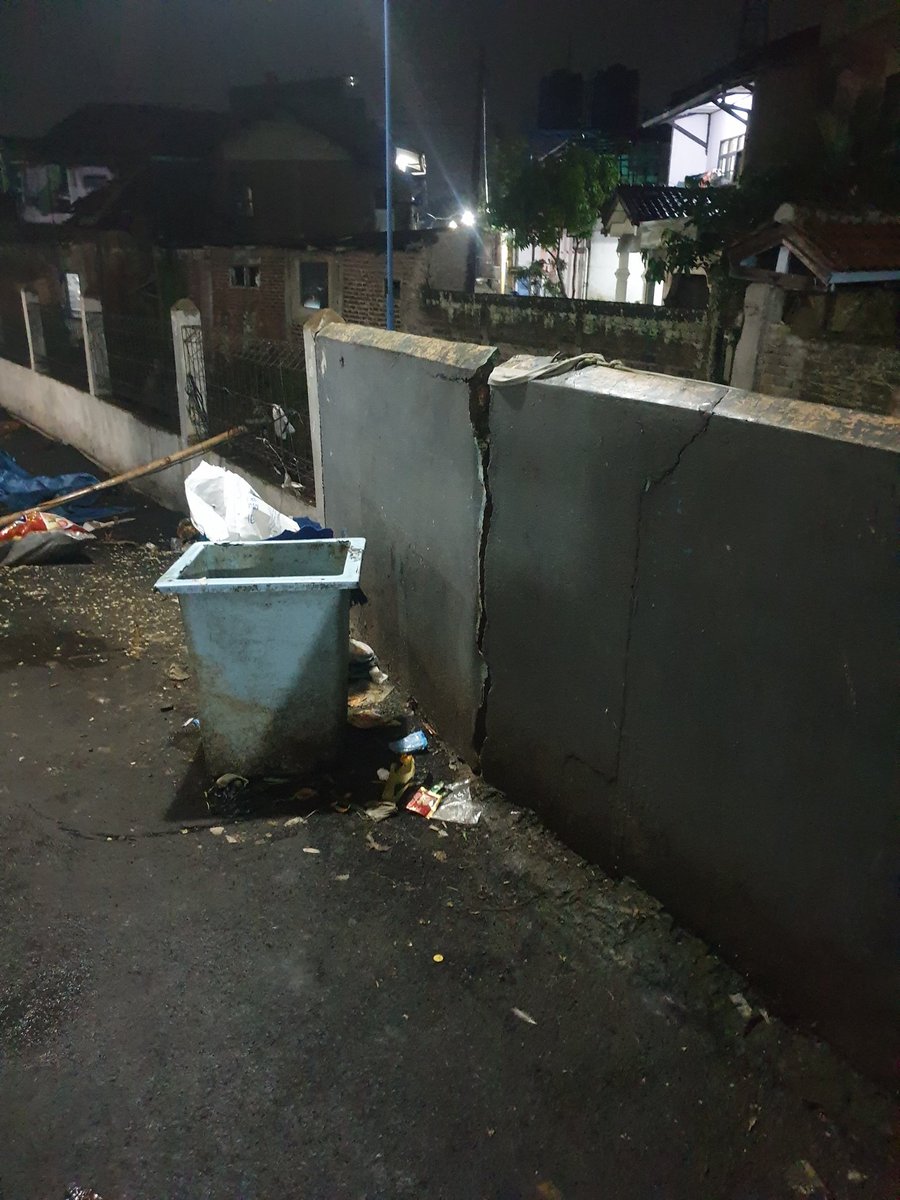 iank2133's tweet photo. PLEASE DO YOUR MAGIC

alamat perumahan mekar indah jl mekar mulya cijerah bdg kulon

udh lbh dr seminggu jln ini buntu gara2 longsor kena banjir, trus ada 2-3 rmh kntrkn yg di isi krg lbh 10kk nempel bgt ke selokan klo tdk segera di perbaiki khawatir ambruk @infobdg @ridwankamil https://t.co/cKXiF3O62H