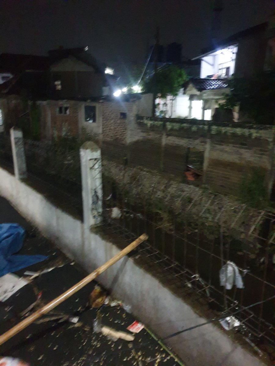 iank2133's tweet photo. PLEASE DO YOUR MAGIC

alamat perumahan mekar indah jl mekar mulya cijerah bdg kulon

udh lbh dr seminggu jln ini buntu gara2 longsor kena banjir, trus ada 2-3 rmh kntrkn yg di isi krg lbh 10kk nempel bgt ke selokan klo tdk segera di perbaiki khawatir ambruk @infobdg @ridwankamil https://t.co/cKXiF3O62H