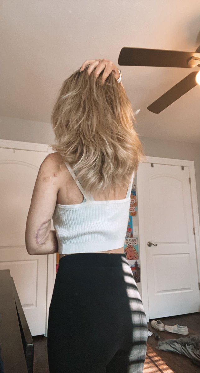 nataliesskye's tweet photo. curly hair girl straightens her hair and has a complex. that’s all. https://t.co/E7vCHrMhA4