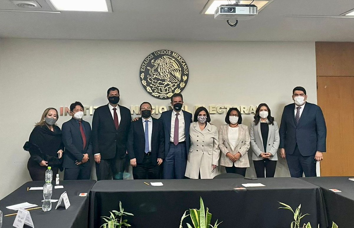 AIEEFMX's tweet photo. Presidentas y presidentes de los OPL integrantes de la #AIEEF, se reunieron con el Consejero Pdte. del @INEMexico @lorenzocordovav. Durante el encuentro, reafirmaron su compromiso con la organización de elecciones locales íntegras y con la protección de la autonomía institucional https://t.co/U2cpycxWpZ