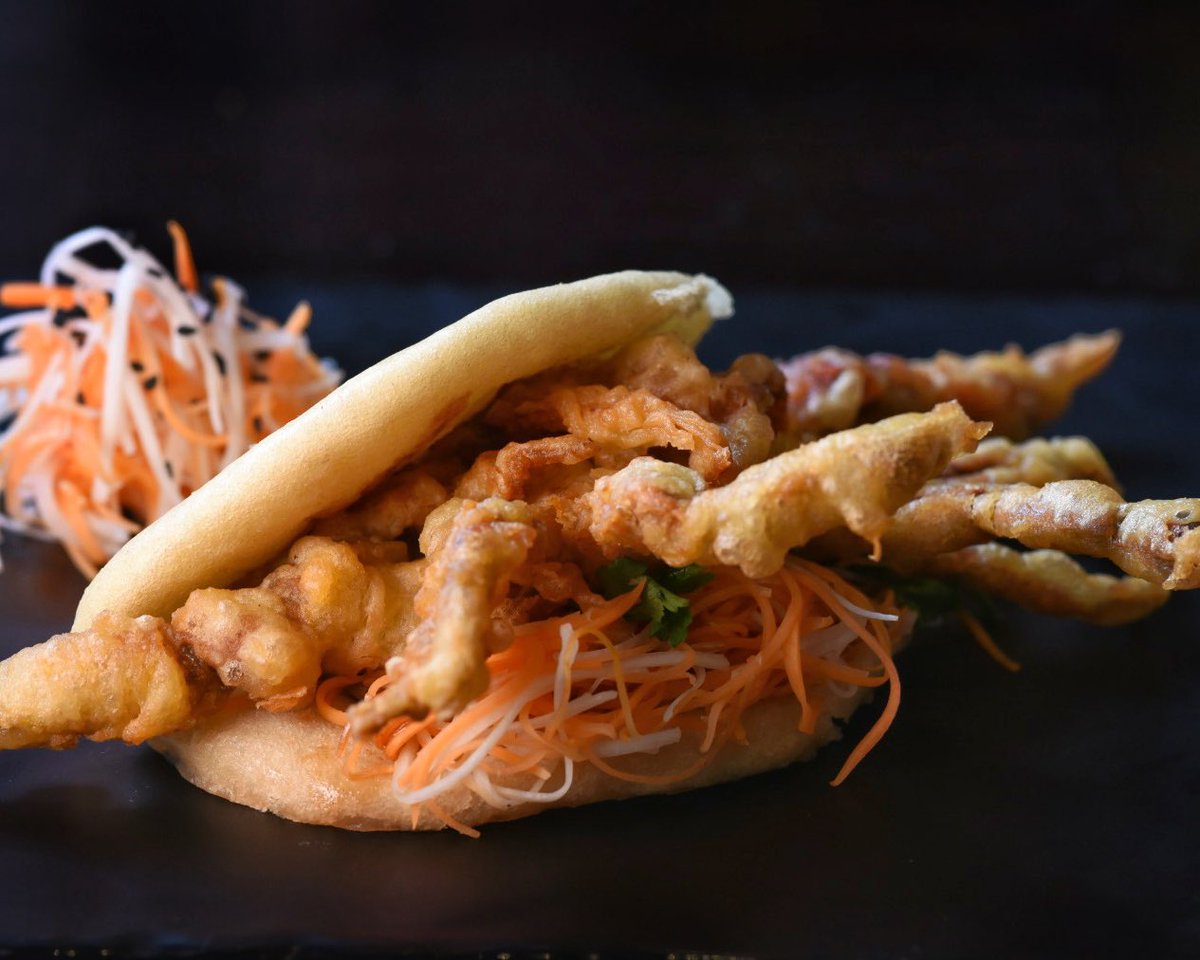 Bao con jaiba de concha suave. O sea, soft shell crab en sangüis asiático.
Barra Nipona #Cdmx 
Durango 359, Roma Nte.
#PasuMadre