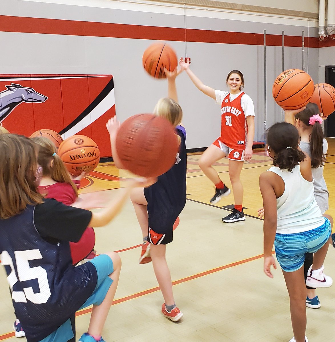 rbaduluth's tweet photo. GREAT practice with @DuluthEastGBB tonight! Can't wait to get on the court again! #connectthedots #RBAalumni #futurevarsity #GOHounds https://t.co/enVsJcPgx2