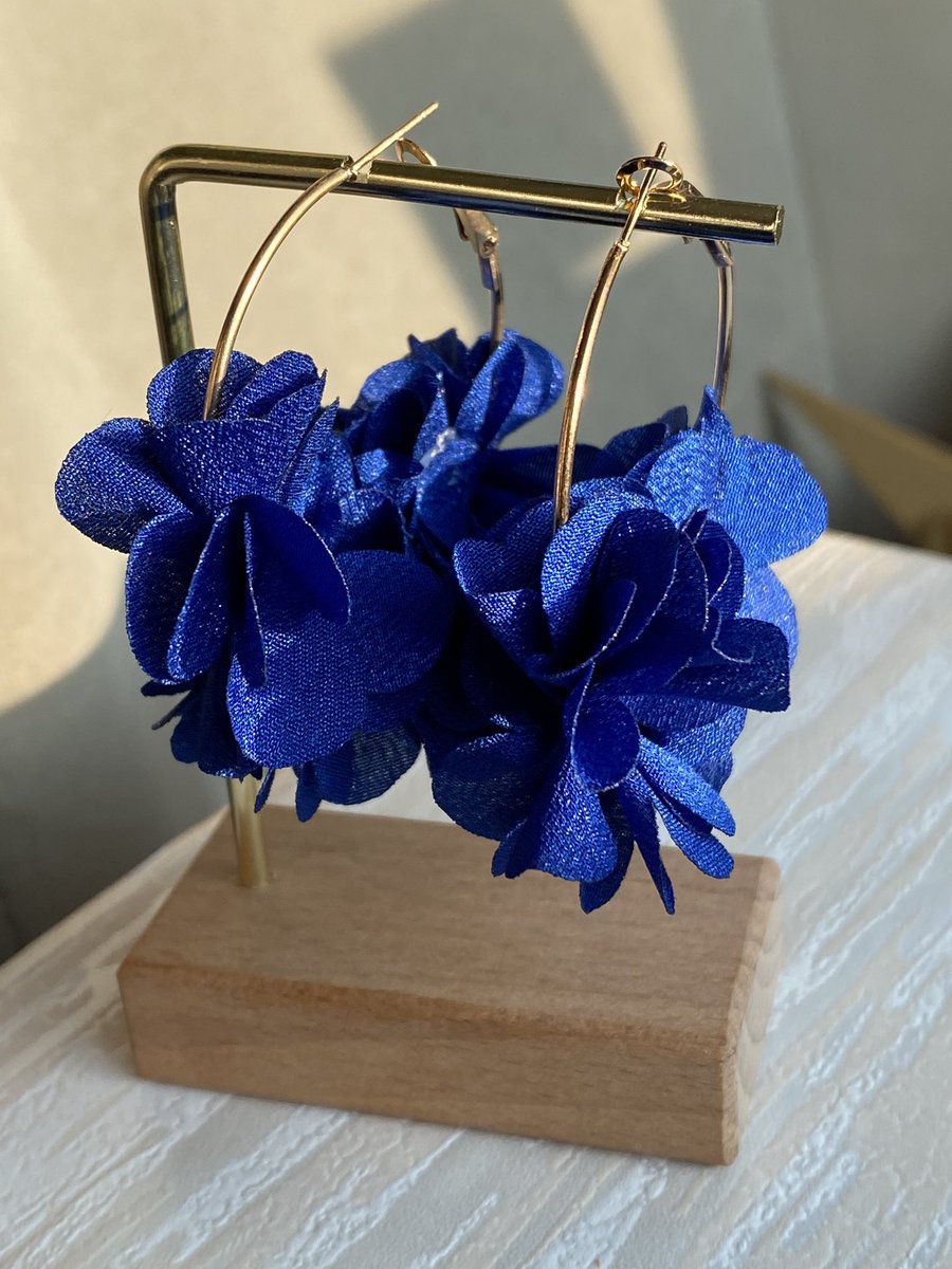 Earrings available for sell at UGX 15,000/= only. 🪄☎️ or Dm or whatsapp us on 0782864715 for deliveries. #jewellery #earrings #earringsoftheday #adorniseU #accessories #earpiercing #fashion #fashionstyle #fashionista #uganda🇺🇬 #uga #onlineshopping