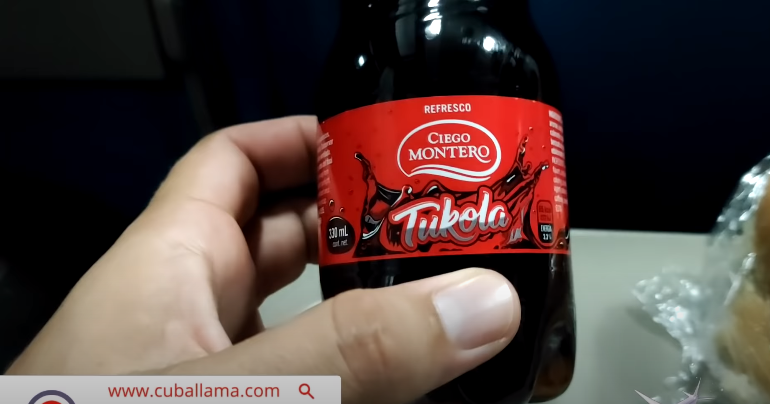Diegonymous's tweet photo. Ay Tenoch ya toma #TuCola y siente la frescura de Cuba. 🏝️
🗣️ Sáquenlo ya estaá muy desgastado ese truco de la #vistima soy yo!! 🤣 🤣🏝️💨 ¡Cansas wey! https://t.co/DShD7V9wDT