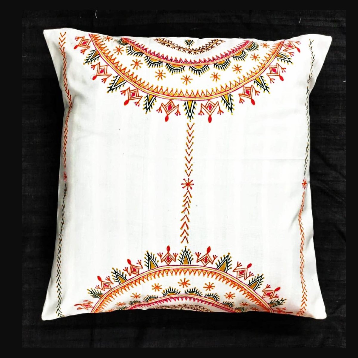 BilasaEmporium's tweet photo. Perfect Christmas Gifts 🎁 
Handwoven Cotton Blend Godana Painted Cushion Covers with Bamboo Buttons https://t.co/a5fU4pELIz