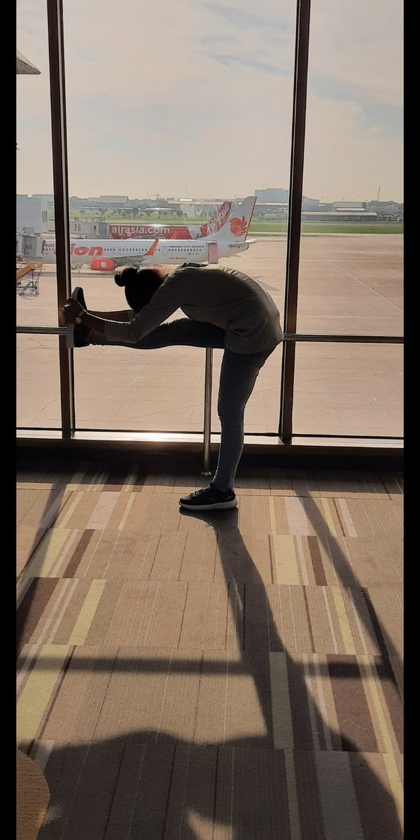 Harshitayoga's tweet photo. #Throwback to Bangkok airport ✌️
posture at airport ❤️

#leisuretime #fun #ThrowbackThursday #Airport #yogalife #yogalover #Inspiration #standingheadtoknee https://t.co/uQ8jvkNnhe