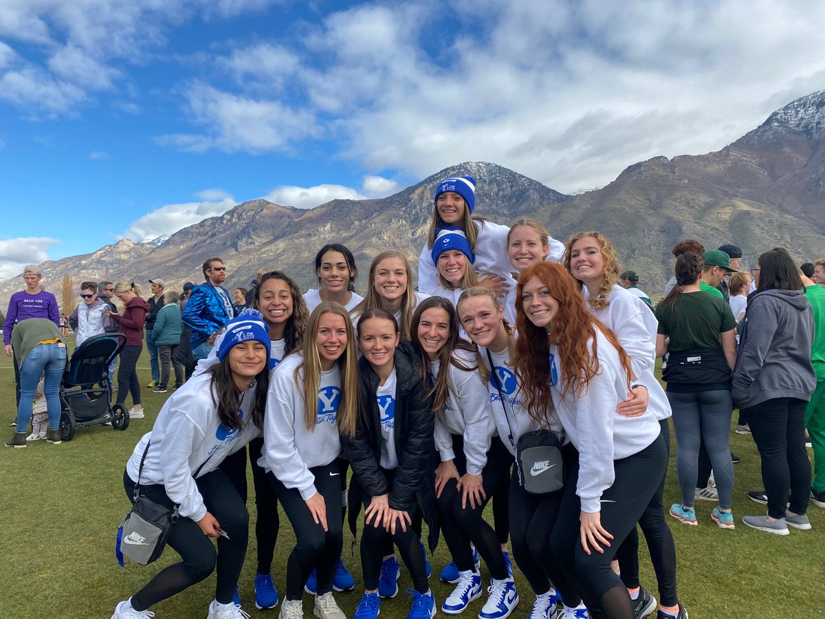 rach_run32's tweet photo. Loved cheering on our girls at regionals last Friday and so pumped to watch them crush it this Saturday at nationals!! Grateful for BYU and @smartystreets for supporting me and my dreams. #smartyathlete 
https://t.co/psf5bR0zUM https://t.co/Cn0e8uVUcd
