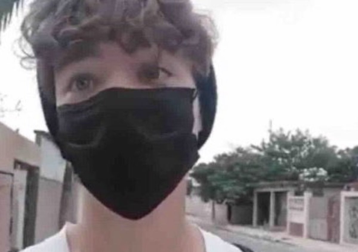 Les presento a RAINEL, mas conocido en twitter como ( @lunatico_debates ) Es un NIÑO DE 15 AÑOS que creyó que GRITAR LIBERTAD NO ERA UN DELITO. A Lunático no lo cogieron PRESO EN VIVO, NO TIENE VISA PARA NINGÚN OTRO PAÍS Y TAMPOCO TIENE MILES DE SEGUIDORES. ¿SABEN QUE TIENE?